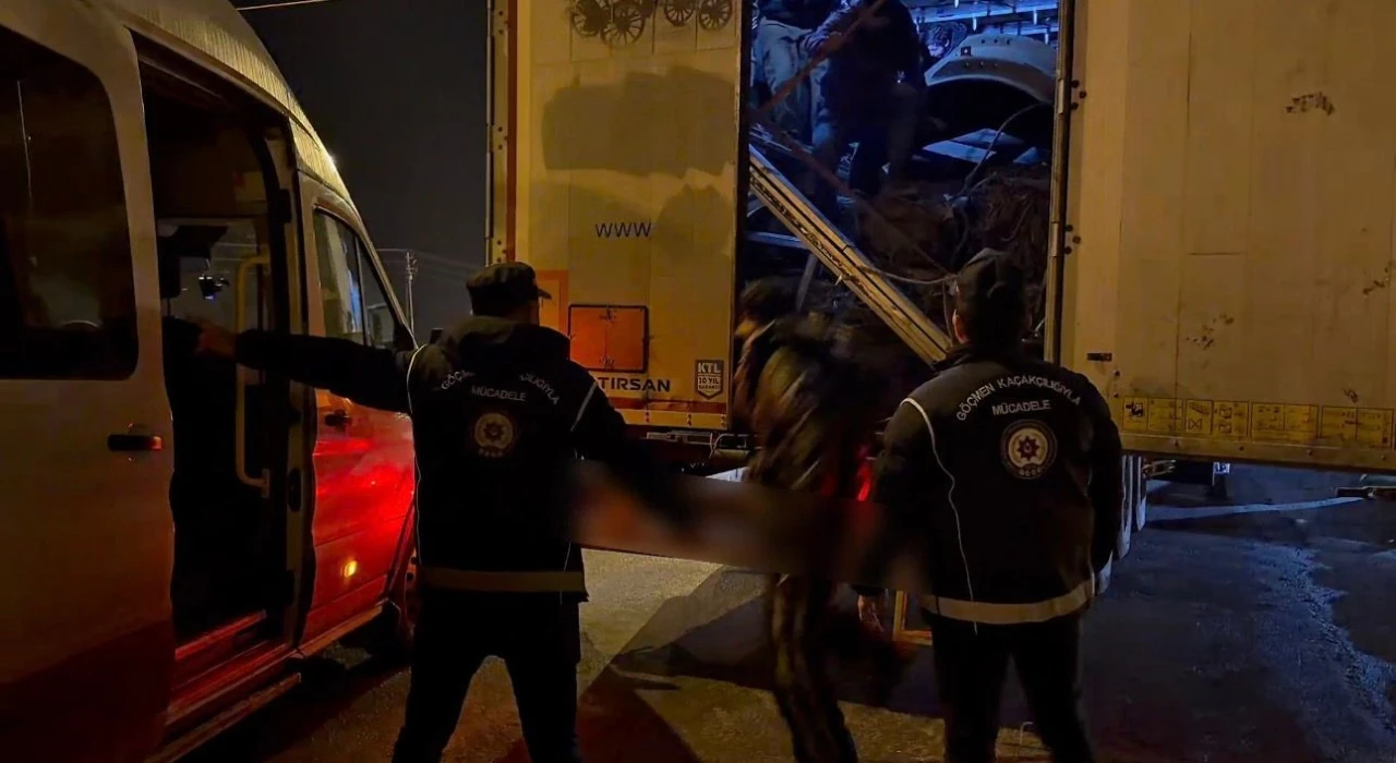 Ağrı&rsquo;da tır dorsesinde 14 d&uuml;zensiz g&ouml;&ccedil;men yakalandı
