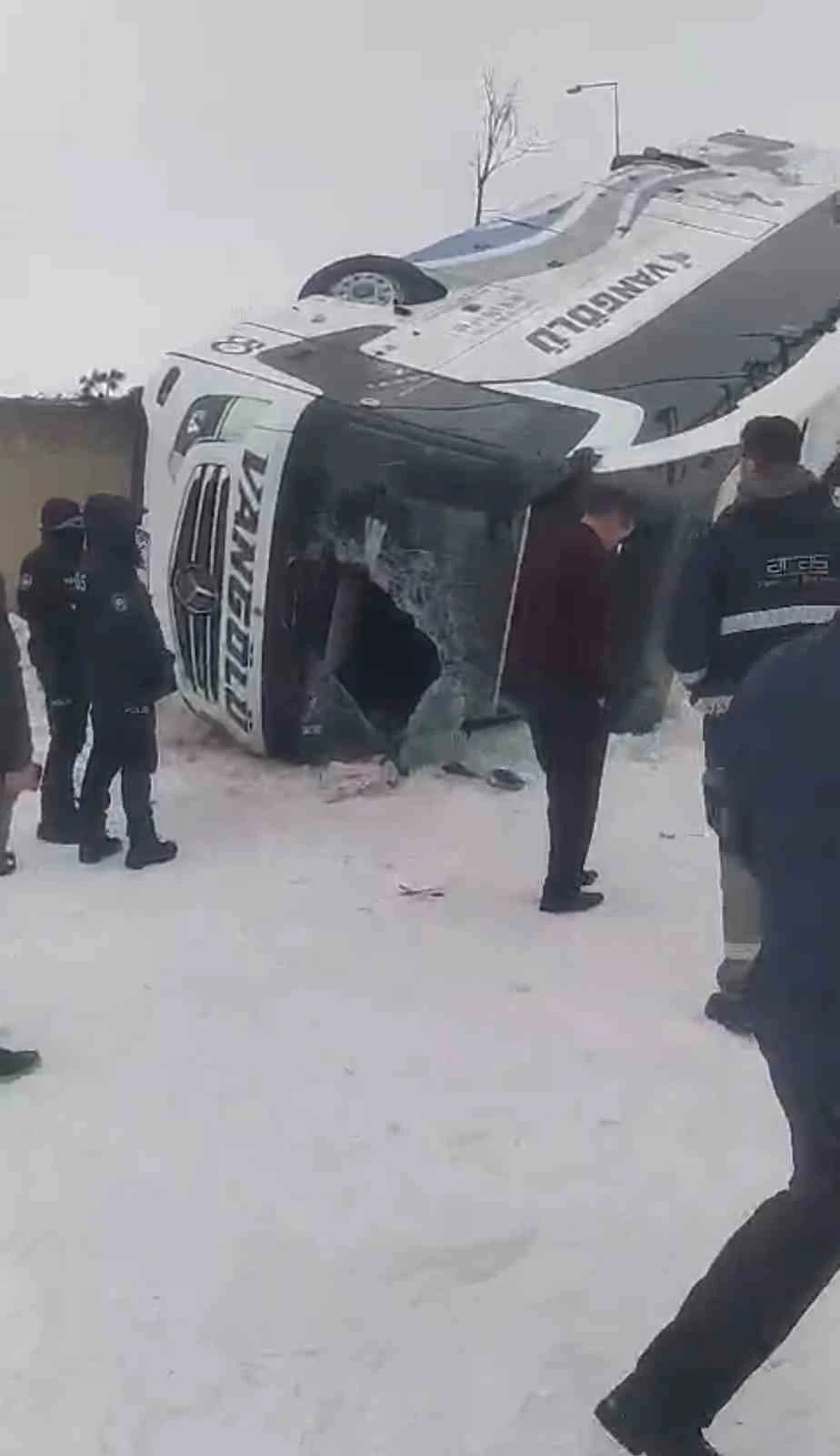 Ağrı&rsquo;da yolcu otob&uuml;s&uuml; devrildi: 16 yaralı
