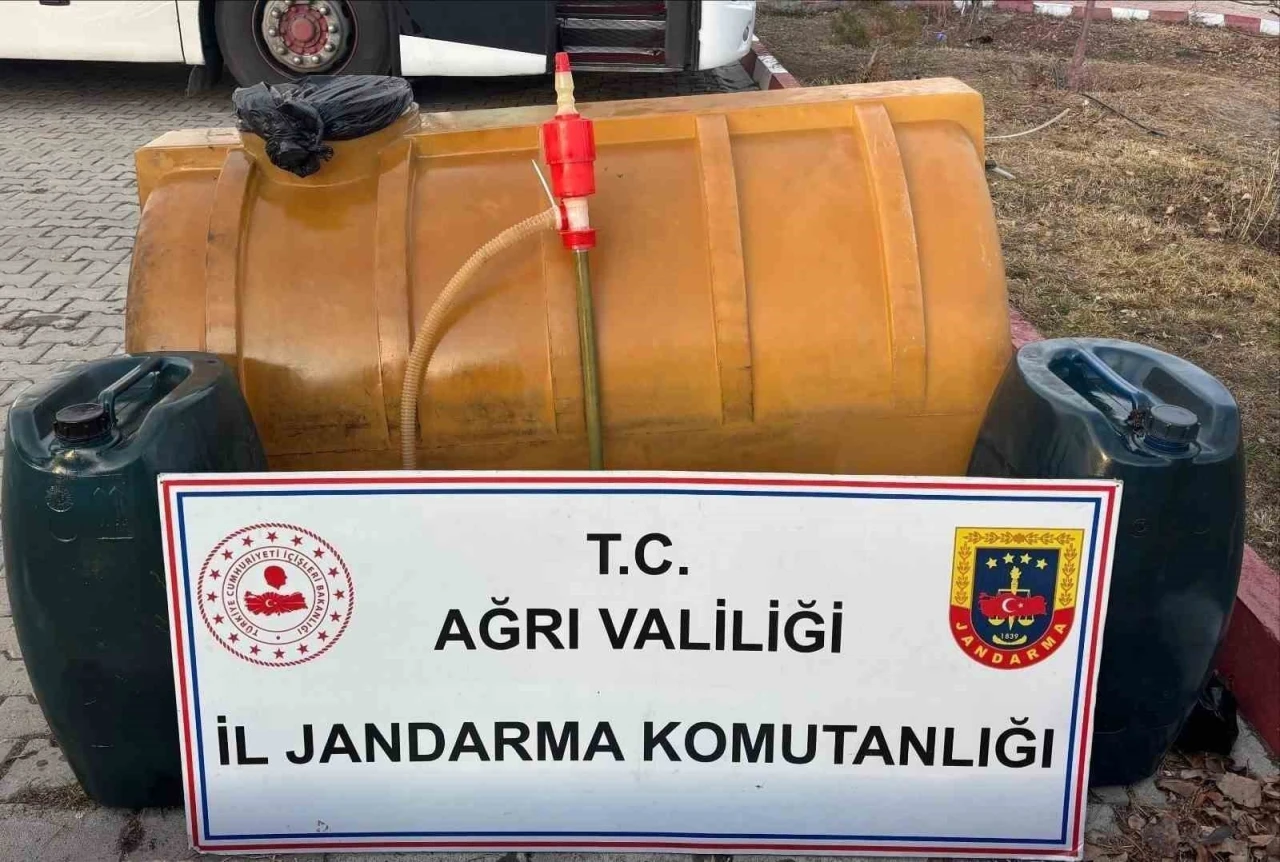 Ağrı&rsquo;da yolcu otob&uuml;s&uuml;nde 245 litre ka&ccedil;ak akaryakıt ele ge&ccedil;irildi
