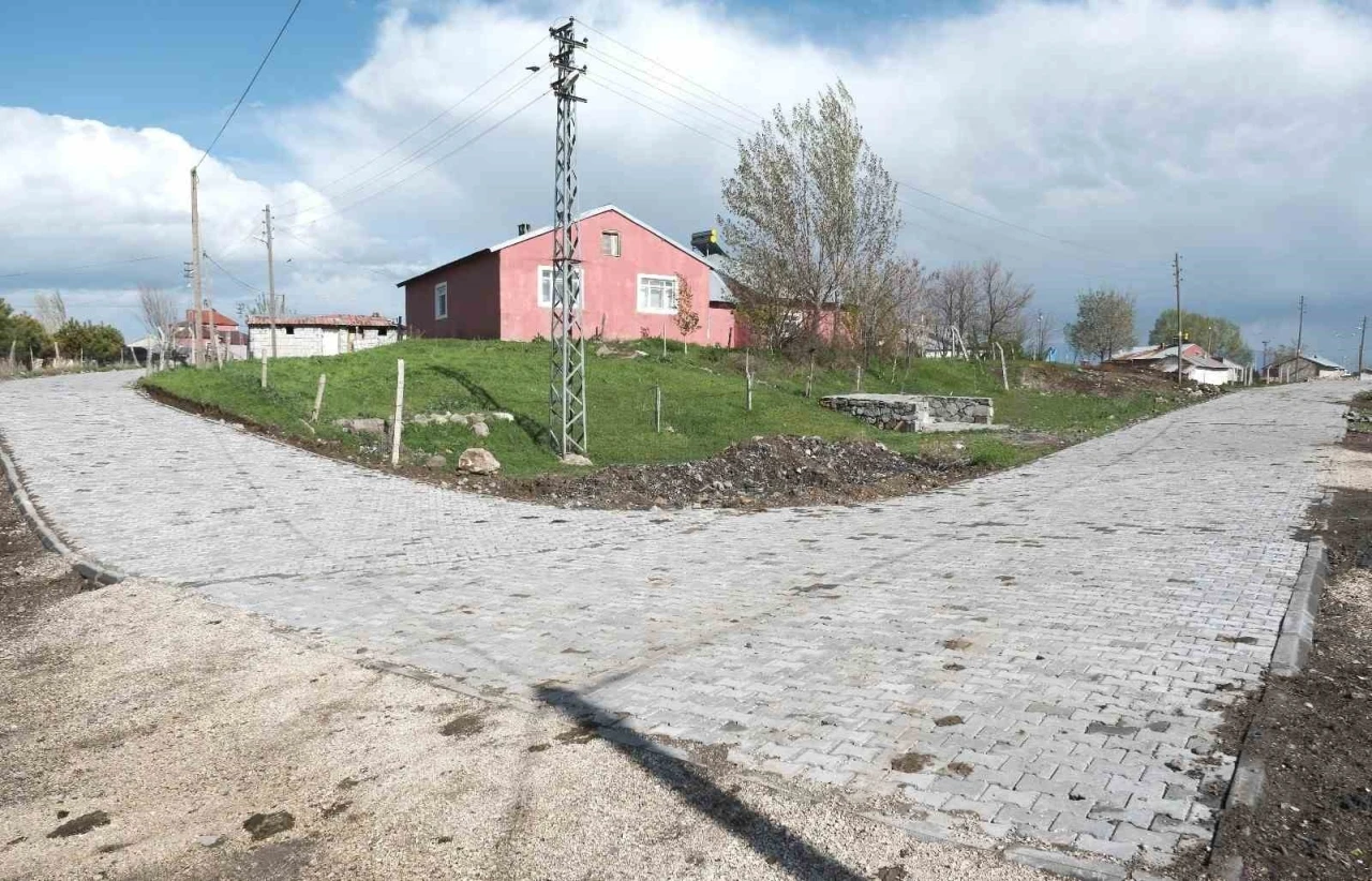 Ağrı’da Yolluyazı köy içi yoluna 3 bin metrekare kilit parke döşendi
