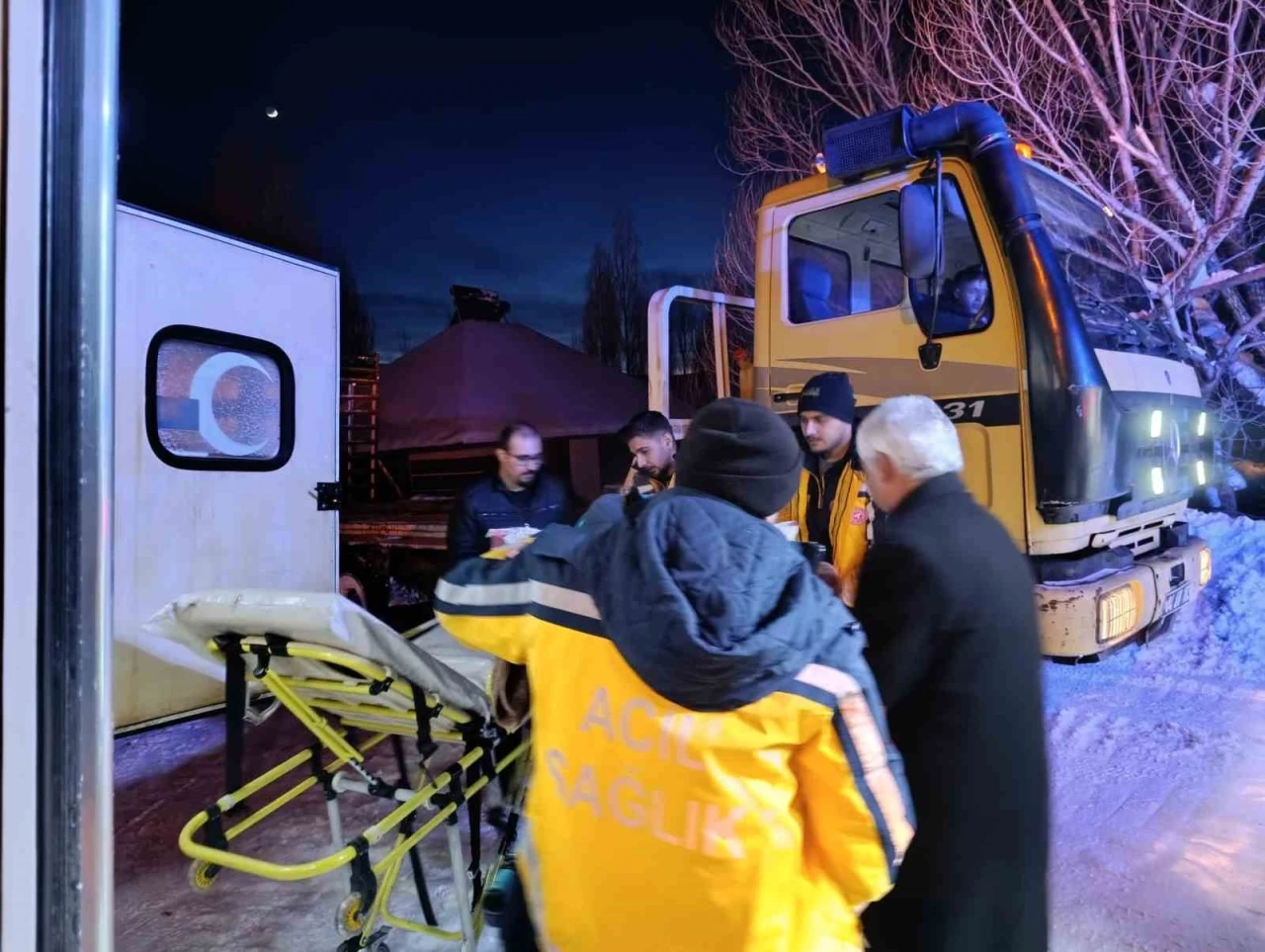 Ağrı&rsquo;da yolu kapalı k&ouml;ydeki hasta paletli ambulansla hastaneye ulaştırıldı
