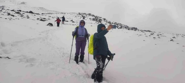 Ağrı Dağı kadın dağcılara geçit vermedi
