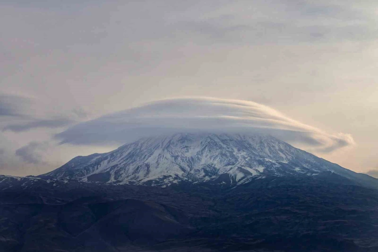 Ağrı Dağı’nda &quot;mercek bulutu&quot; hayran bıraktı
