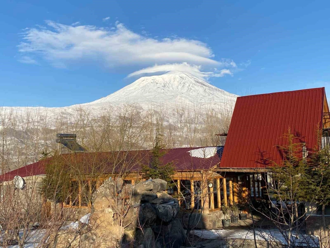 Ağrı Dağı&rsquo;nın zirvesinde oluşan mercek bulutu hayran bıraktı
