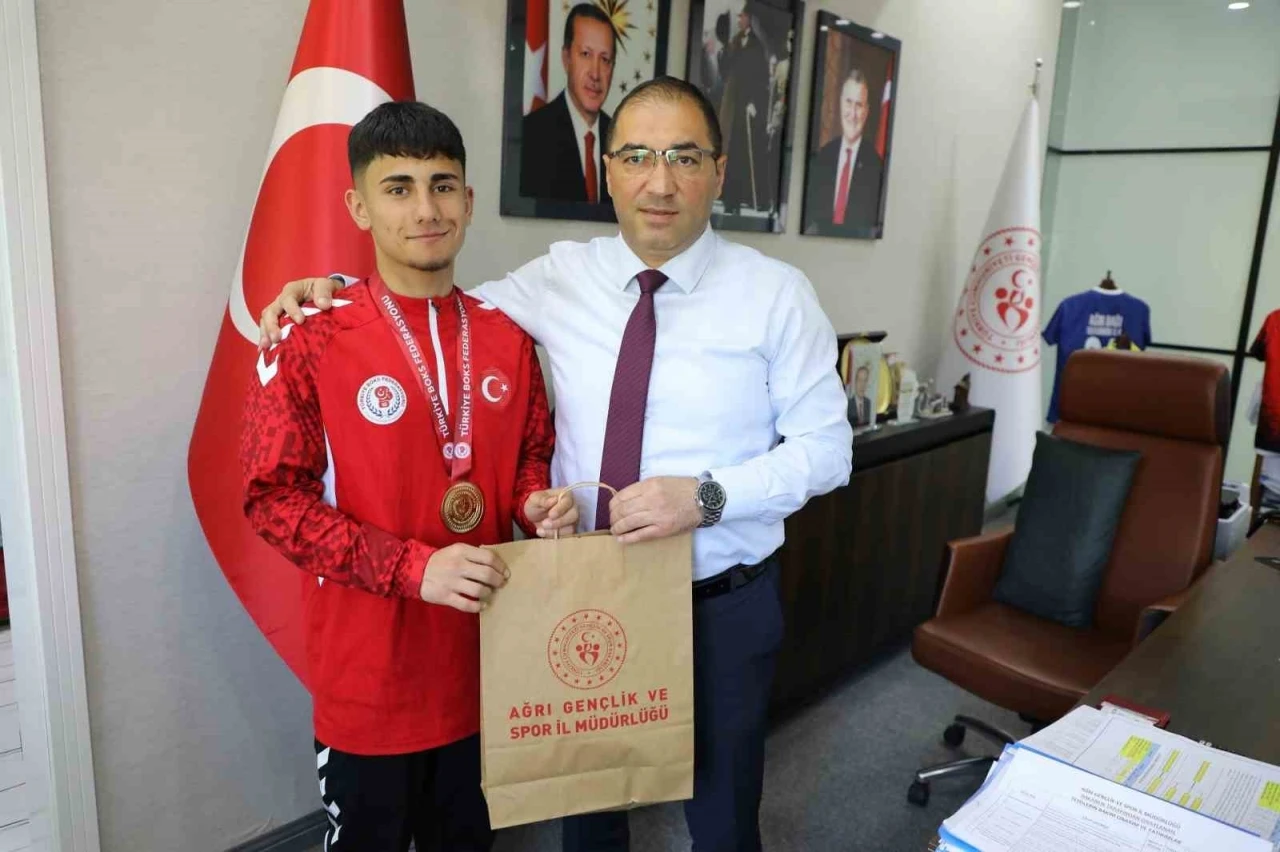 Ağrı Gençlik ve Spor İl Müdürü Çelebi, şampiyon sporcuyu tebrik etti
