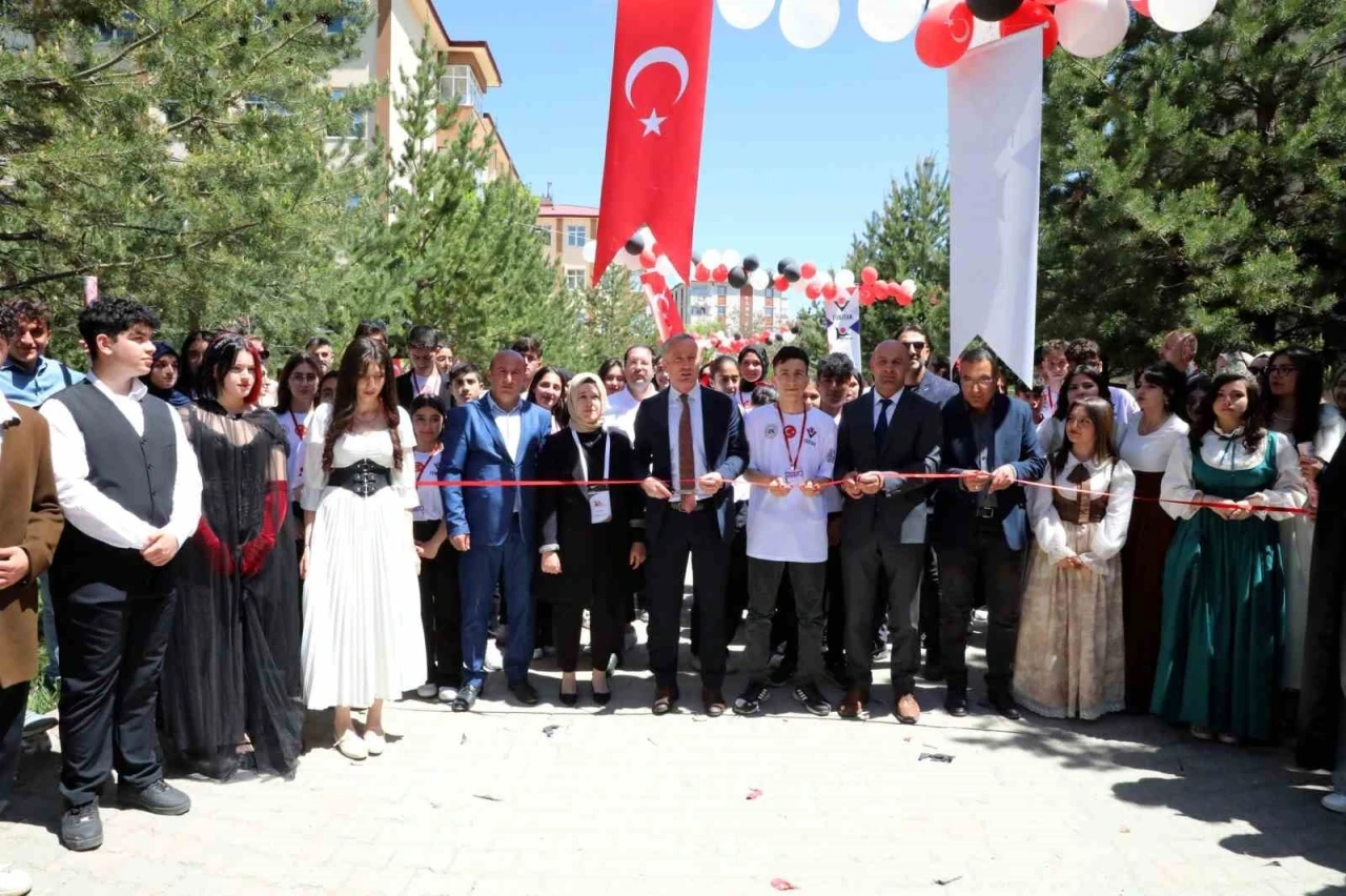 Ağrı Hayrettin Atmaca Anadolu Lisesi’nden 19 proje TÜBİTAK fuarında sergilendi
