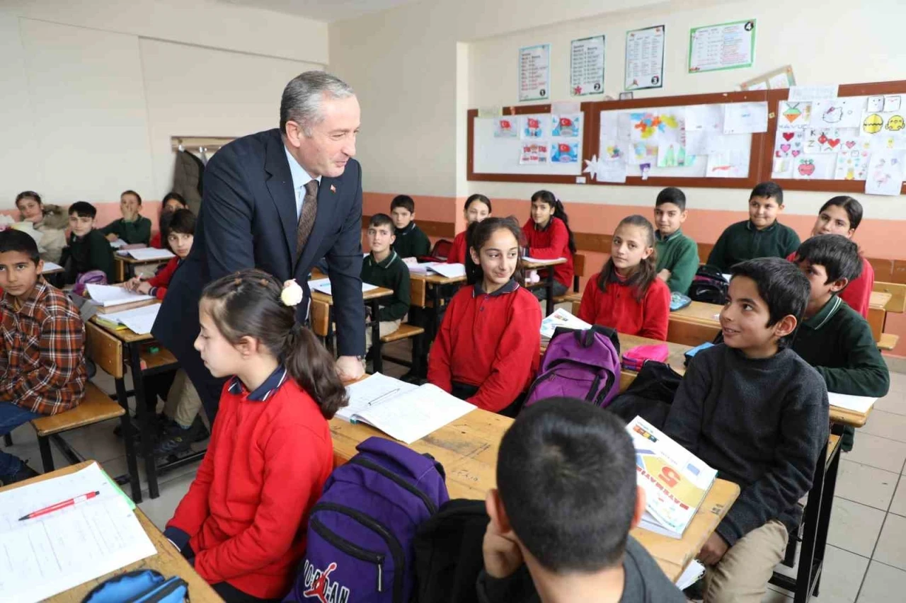 Ağrı Milli Eğitim M&uuml;d&uuml;r&uuml; K&ouml;krek, Eleşkirt&rsquo;te eğitim &ccedil;alışmalarını inceledi
