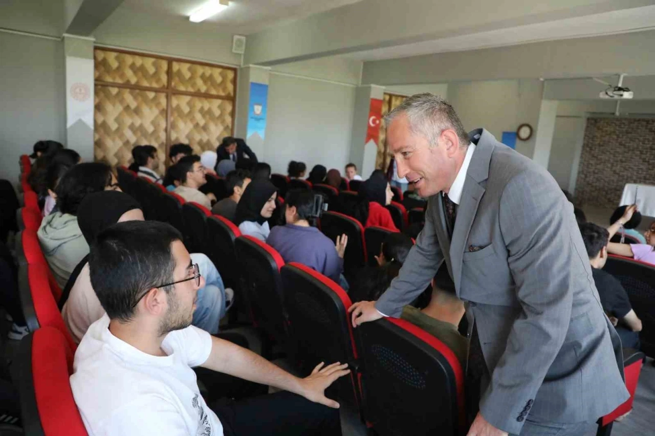 Ağrı Milli Eğitim Müdürü Kökrek’ten YKS öğrencilerine moral ziyareti
