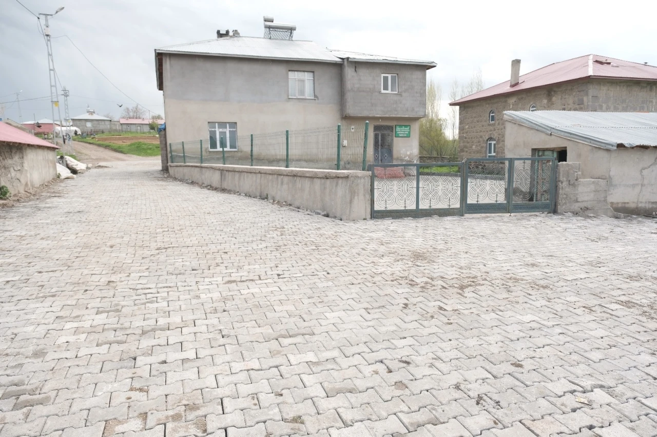 Ağrı’nın Çakıroba köyünde 3.500 metrekarelik kilit parke taşı çalışması tamamlandı
