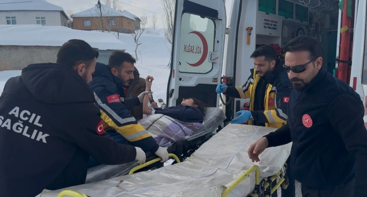 Ağrı Patnos Uzunca k&ouml;y&uuml;&rsquo;nde zamanla yarış: 15 yaşındaki hasta paletli ambulansla hastaneye g&ouml;t&uuml;r&uuml;ld&uuml;
