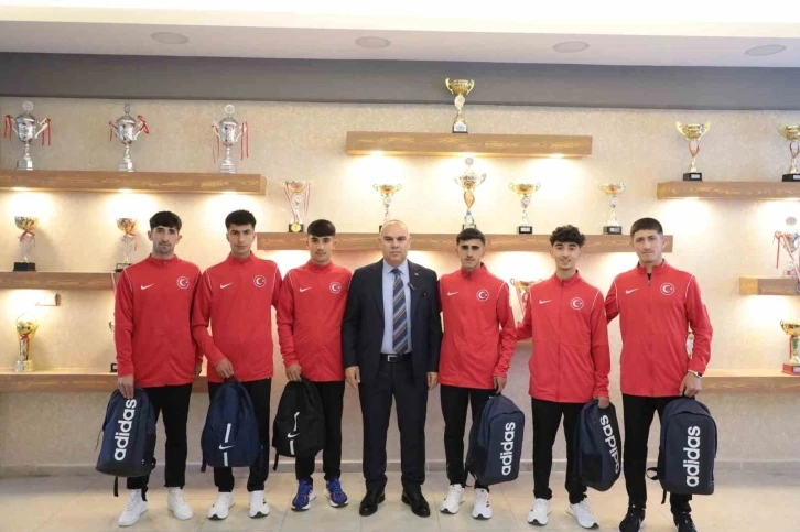 Ağrı Spor Lisesi atletizm takımı, Dünya Şampiyonası’na uğurlandı
