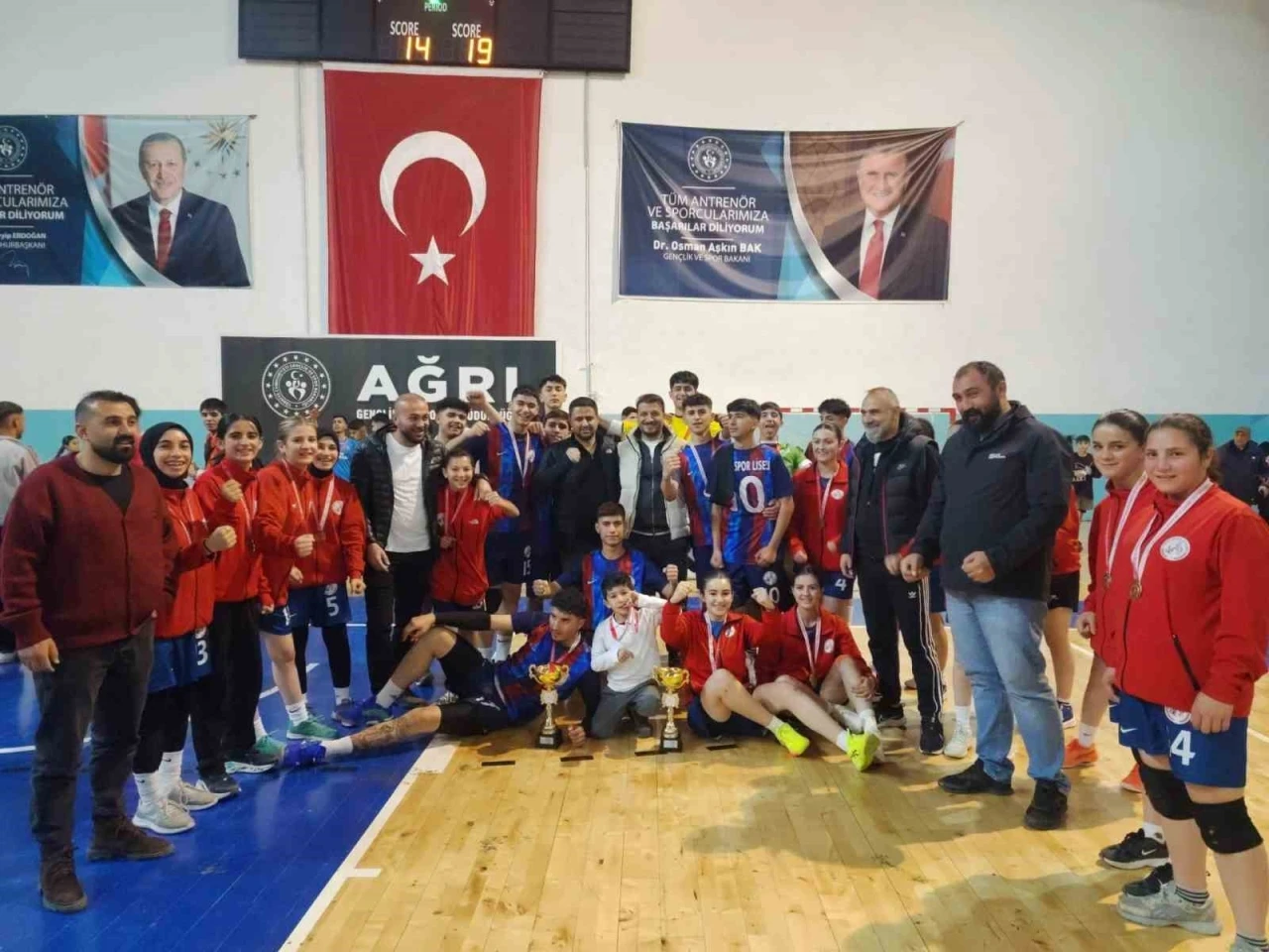 Ağrı Spor Lisesi hentbolda T&uuml;rkiye yarı finallerine y&uuml;kseldi
