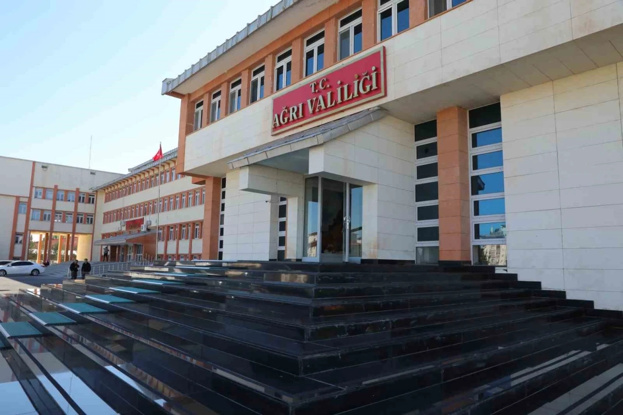 Ağrı Valiliği s&uuml;r&uuml;c&uuml;leri buzlanmaya karşı uyardı
