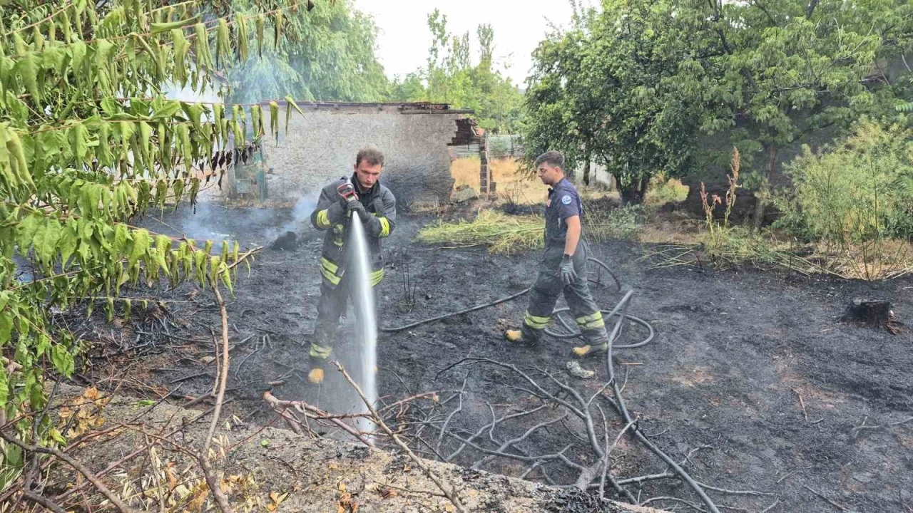 Ağzından d&uuml;ş&uuml;rd&uuml;ğ&uuml; sigara sebebi ile bah&ccedil;eyi alevler sardı
