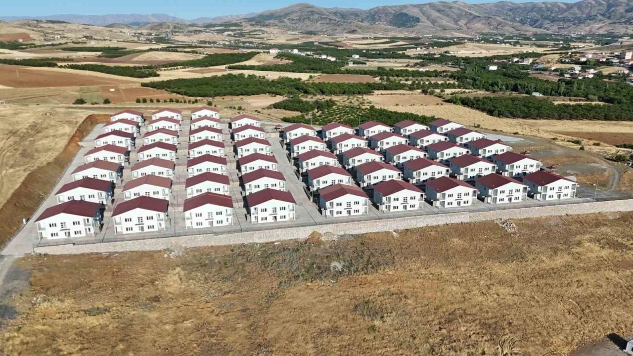 Ahbap Derneği &lsquo;depremzedeye ev&rsquo; s&ouml;z&uuml;n&uuml; tutmadı: Malatyalı depremzedeler, toplanan milyonlarca doların nereye harcandığını soruyor
