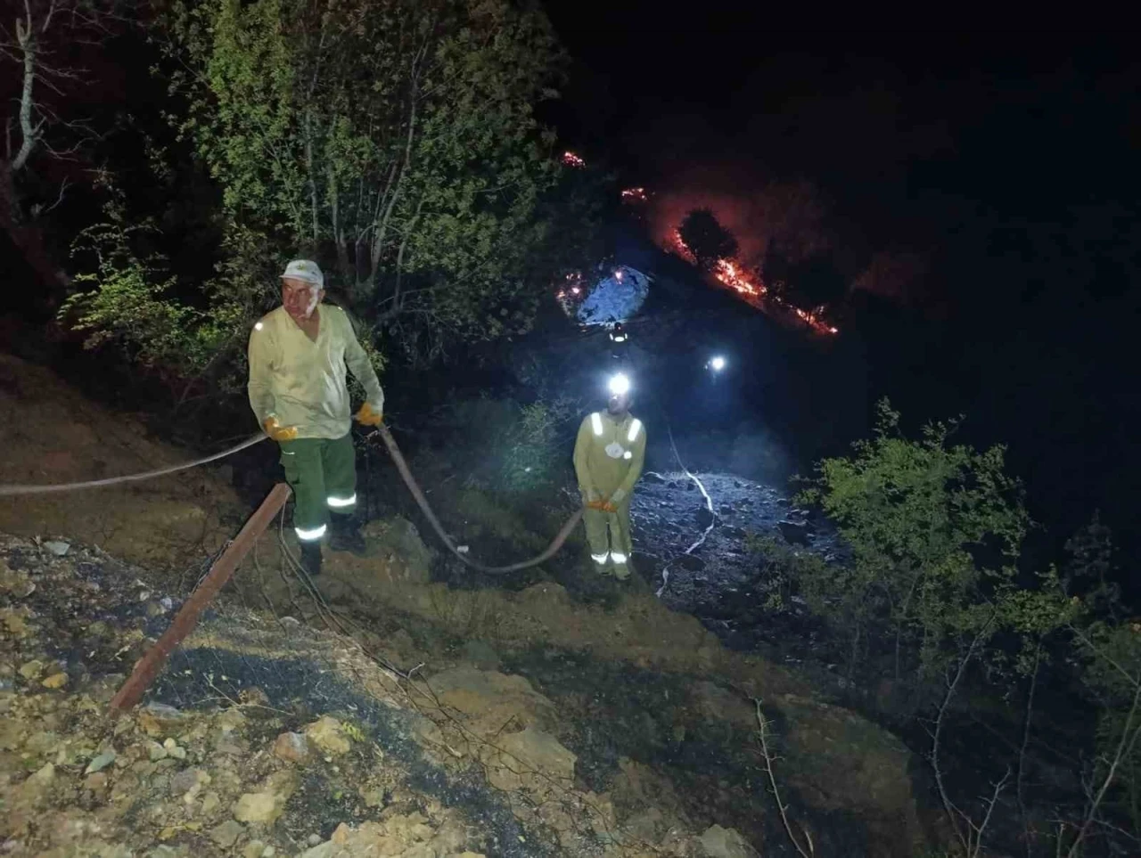Ahır ve samanlıkta çıkan yangın ormanlık alana sıçradı, müdahale sürüyor
