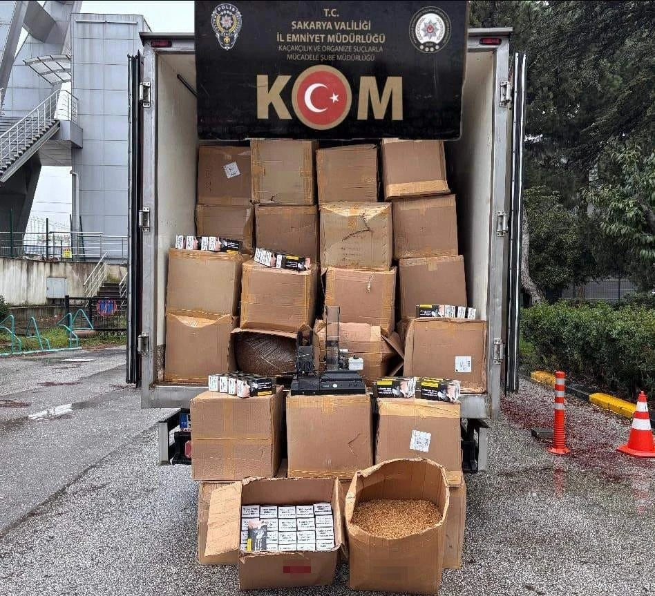 Ahırı, ka&ccedil;ak t&uuml;t&uuml;n deposuna &ccedil;evirmiş
