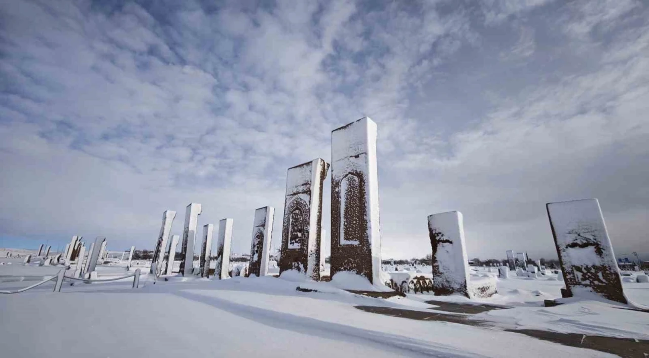 Ahlat&rsquo;ın tarihi mekanlarından kartpostallık kar manzaraları
