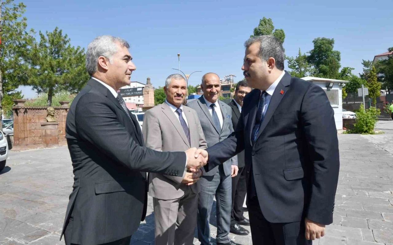 Ahlat Kaymakamı &Ouml;zg&uuml;r Kaya g&ouml;revine başladı
