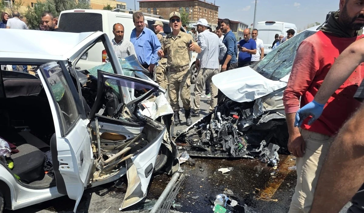 Ahlat’ta 3 aracın karıştığı kazada 8 kişi yaralandı
