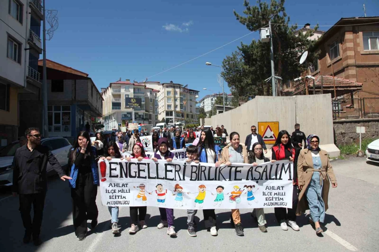 Ahlat’ta engelliler için farkındalık yürüyüşü
