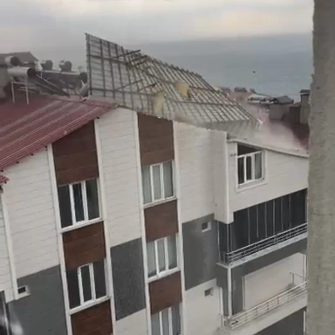 Ahlat&rsquo;ta fırtına &ccedil;atıları u&ccedil;urdu
