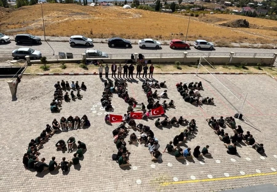 Ahlat’ta öğrenciler zulme sessiz kalmadı
