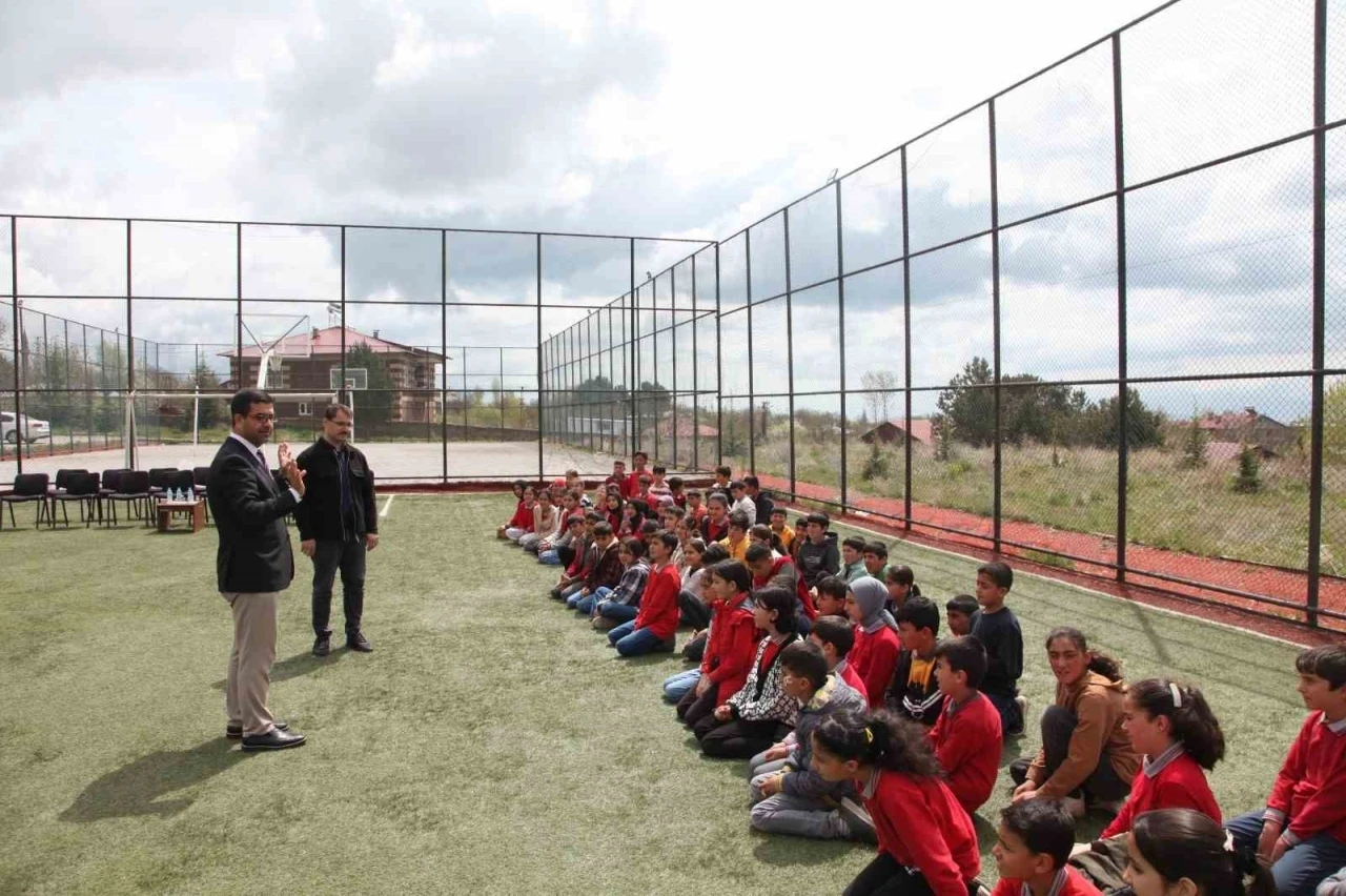 Ahlat’ta öğrencilere 2 bin meyve fidanı dağıtıldı
