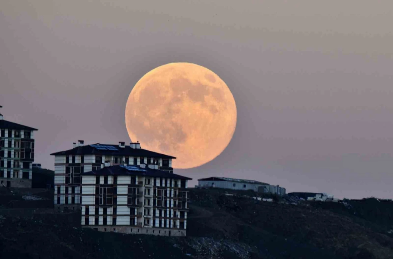 Ahlat’ta &quot;Kunduz Süper Ay&quot; görsel şölen oluşturdu
