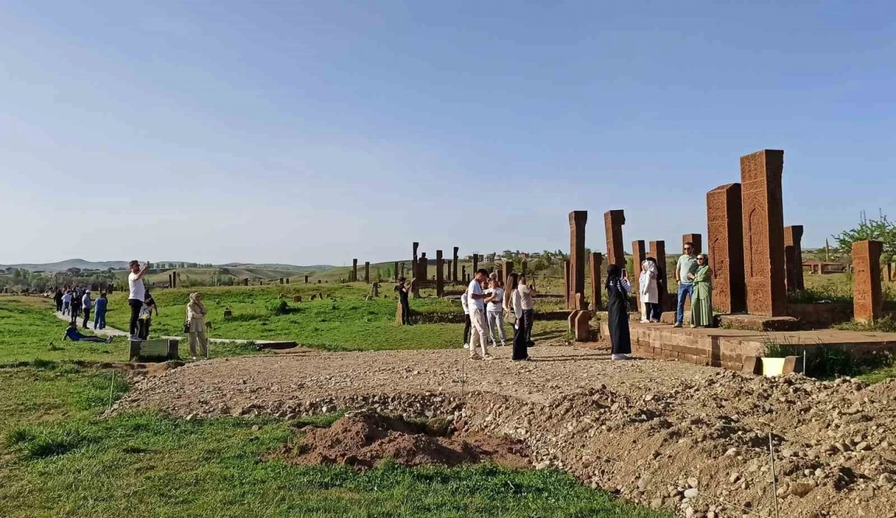 Ahlat’ta turizm sezonu hareketliliği: Selçuklu Meydan Mezarlığı ziyaretçi akınına uğruyor
