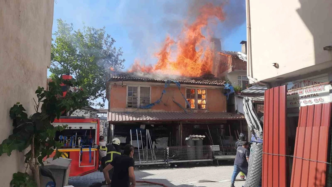 Ahşap bina alevlere teslim oldu, alevler yan binaya sıçradı
