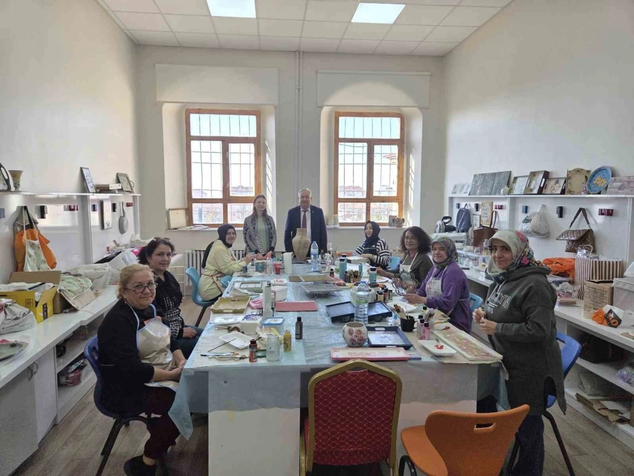 Ahşap boyama kursunda el becerileri gelişiyor
