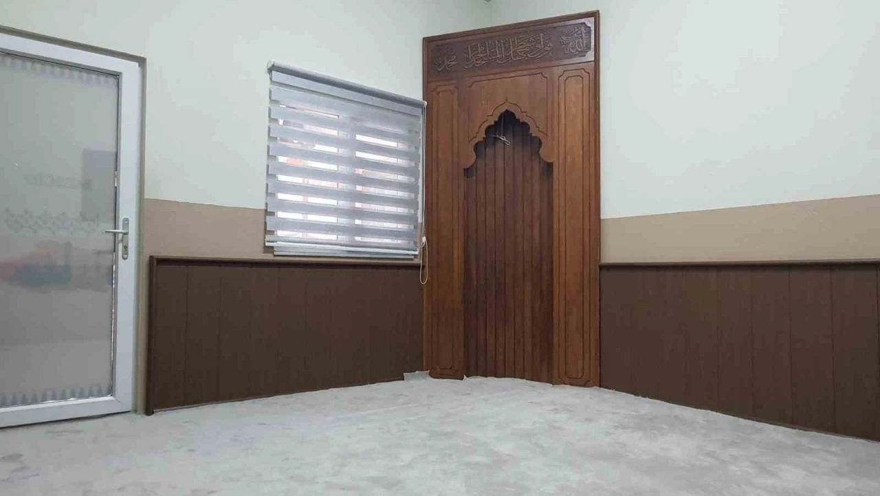 Ahşap oyma ile yenilediler, mescidi bayrama hazırladılar
