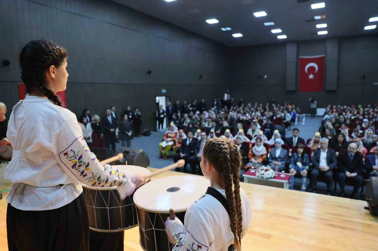 Aile ve Sosyal Hizmetler Bakanı G&ouml;ktaş, &lsquo;Bizim &Ccedil;ocuklar&rsquo; 13&rsquo;&uuml;nc&uuml; T&uuml;rkiye Halk Oyunları Yarışması a&ccedil;ılışına katıldı
