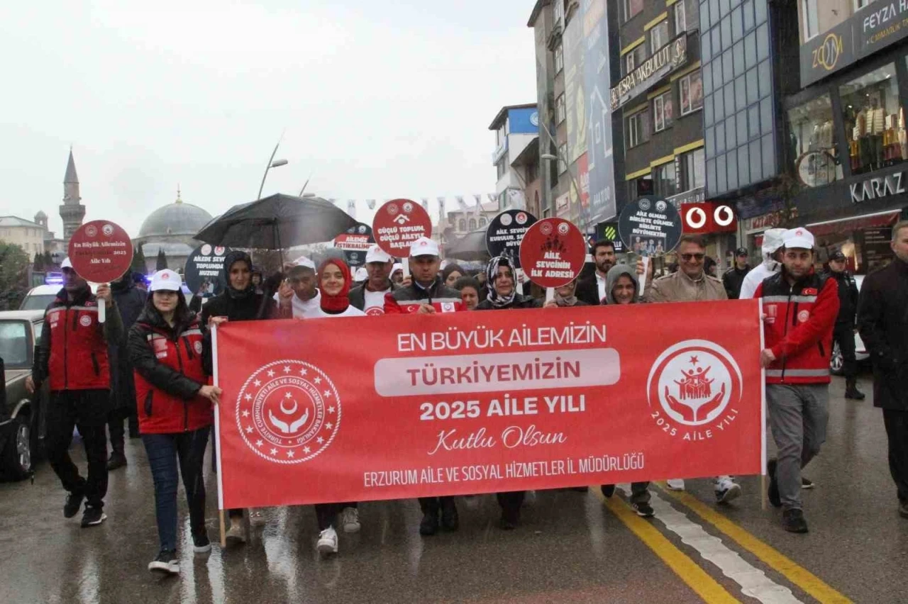 Aile yılı kortej yürüyüşü yağmura rağmen gerçekleşti
