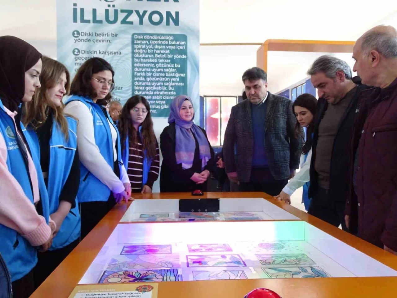 Ailece ahşap boyadılar
