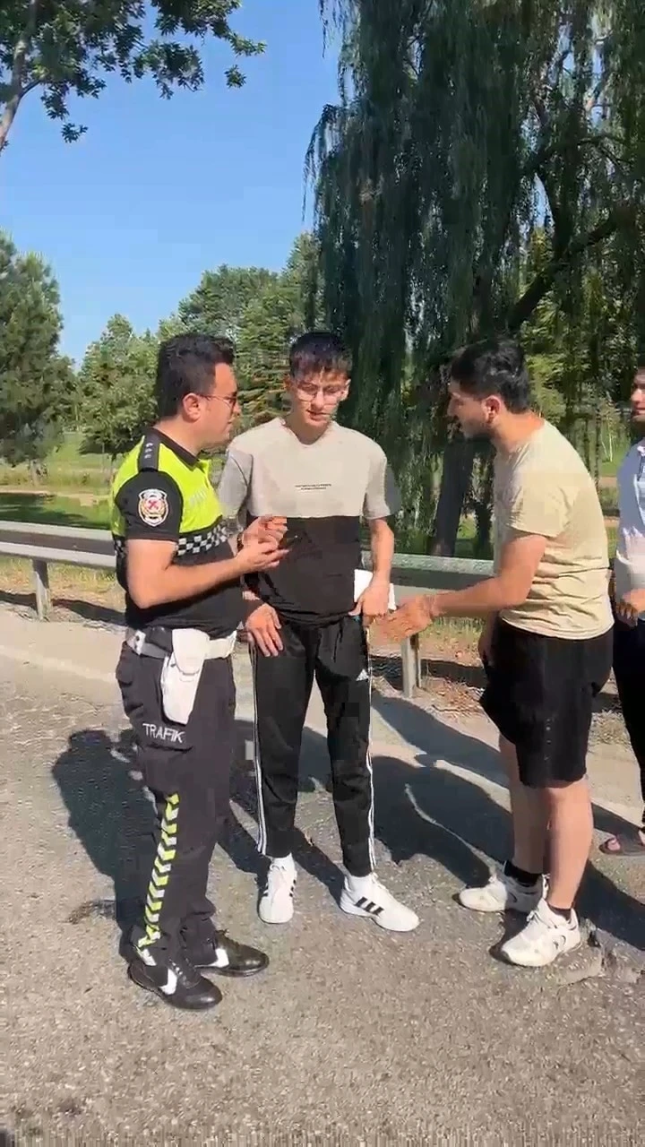 Ailesi kaza yapınca, polis ekipleri sınava yetiştirdi
