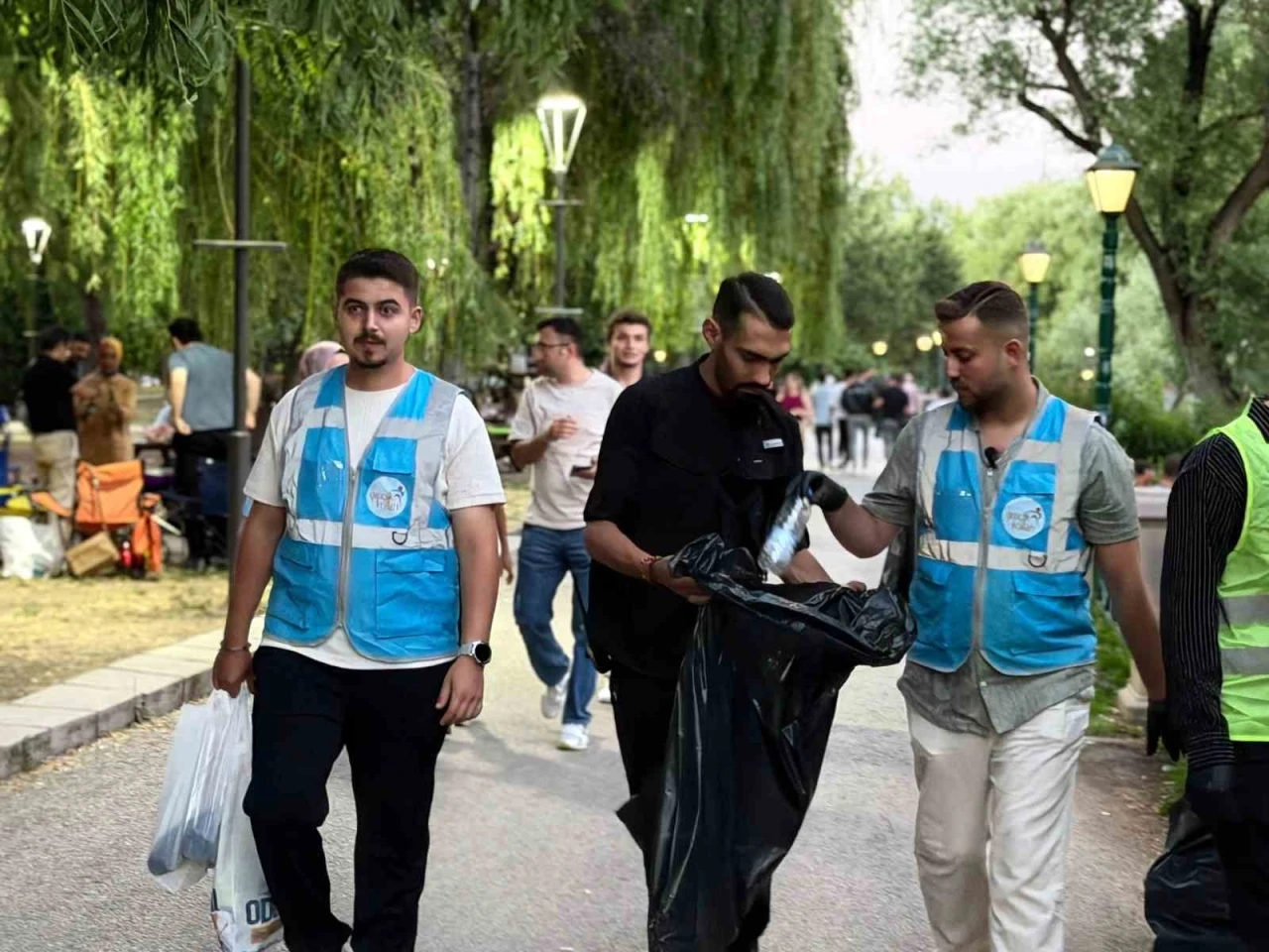 AK Gen&ccedil;lerin Kanlıkavak&rsquo;ta temizlik mesaisi
