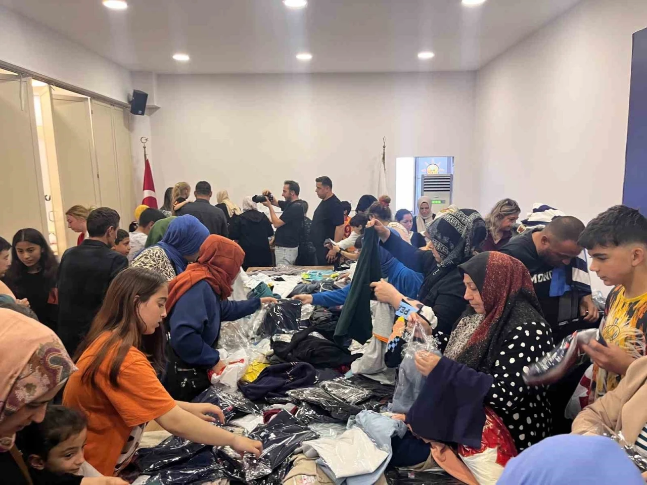 AK Parti Büyükçekmece Teşkilatı bayram öncesinde çocukları unutmadı
