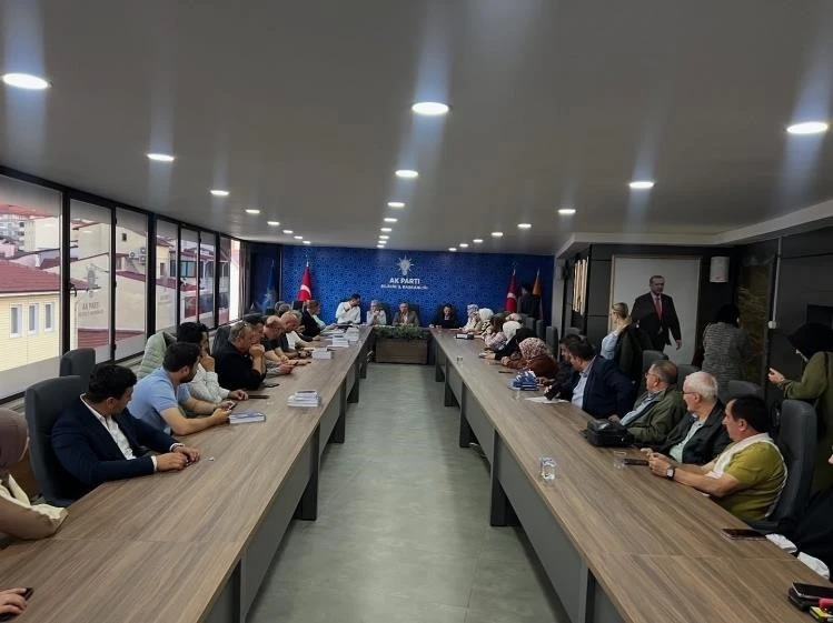 AK Parti’de yerel yönetim değerlendirildi
