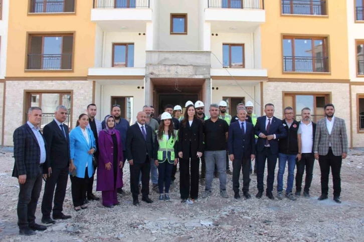 AK Parti Genel Başkan Yardımcısı Karaaslan: &ldquo;Konut değil yaşam alanları yapıyoruz&rdquo;
