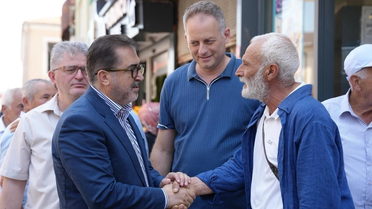 AK Parti İstanbul Milletvekilleri saha &ccedil;alışmalarını s&uuml;rd&uuml;r&uuml;yor
