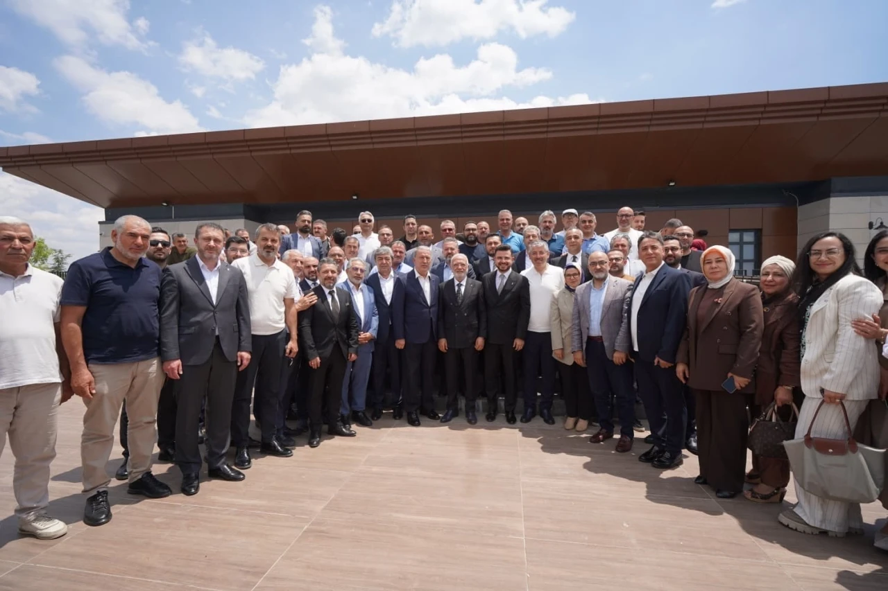 AK Parti Kayseri Teşkilatı, g&ouml;revdeki 500. g&uuml;n&uuml;n&uuml; istişare toplantısıyla ta&ccedil;landırdı
