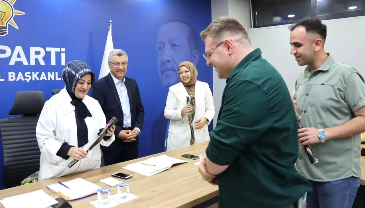 AK Parti Kütahya İl Gençlik Kolları’ndan Anneler Günü sürprizi
