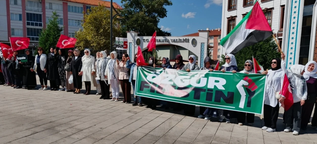AK Parti Kütahya İl Kadın Kolları Başkanlığı’ndan Gazze için sessiz çığlık zinciri
