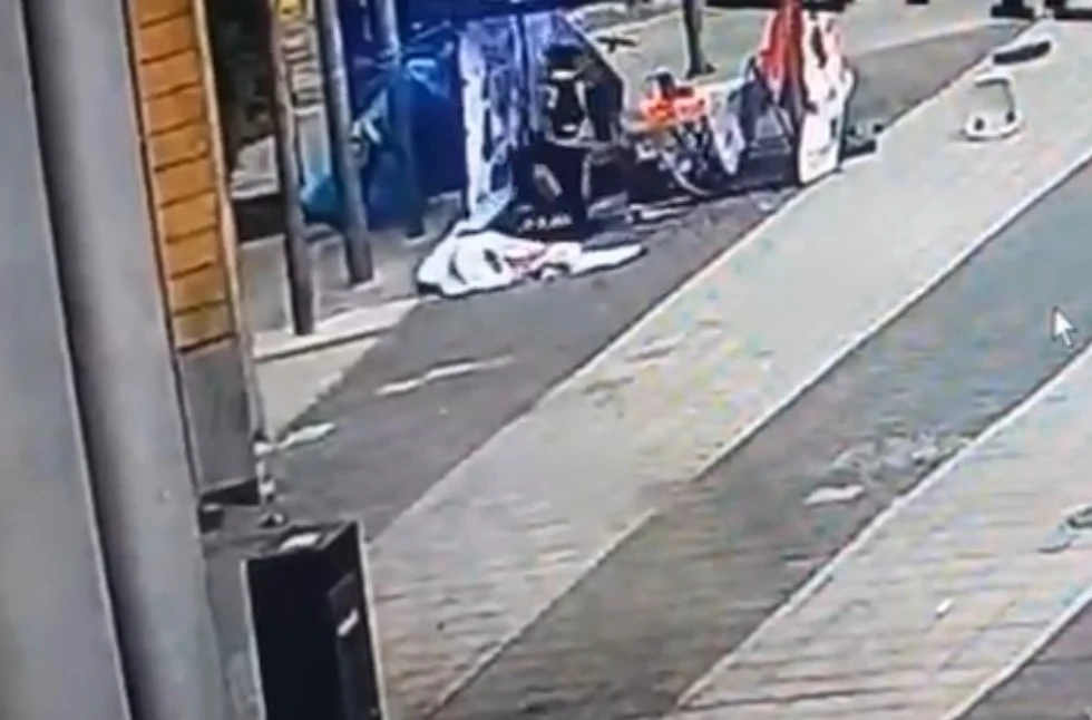 AK Parti standına saldıran şüpheli yakalandı
