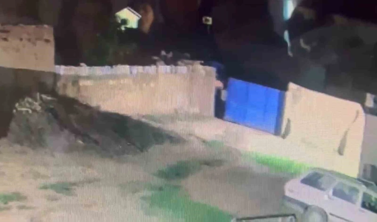 AK Partili meclis &uuml;yesinin evine d&uuml;zenlenen silahlı saldırı kamerada

