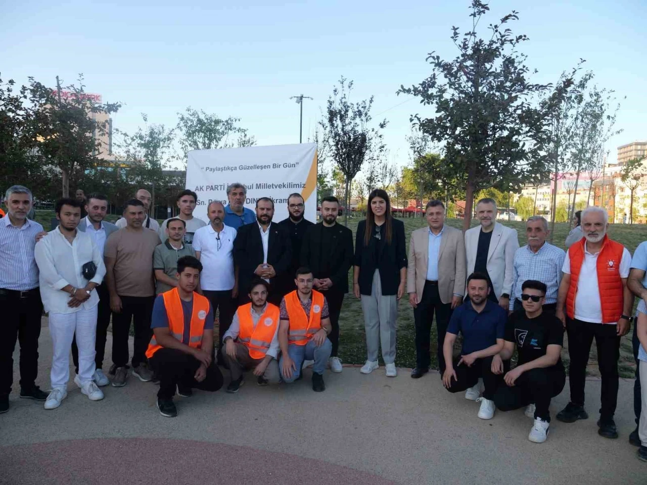 AK Partili Milletvekili Derya Ayaydın vatandaşlarla sohbet ederek dondurma ikram etti

