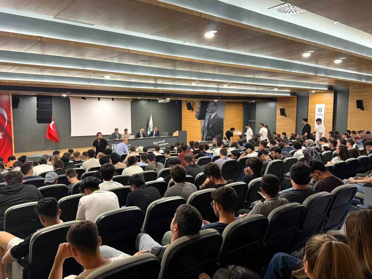 Akademisyenler ve yetkililer &ouml;ğrenciler i&ccedil;in toplandı
