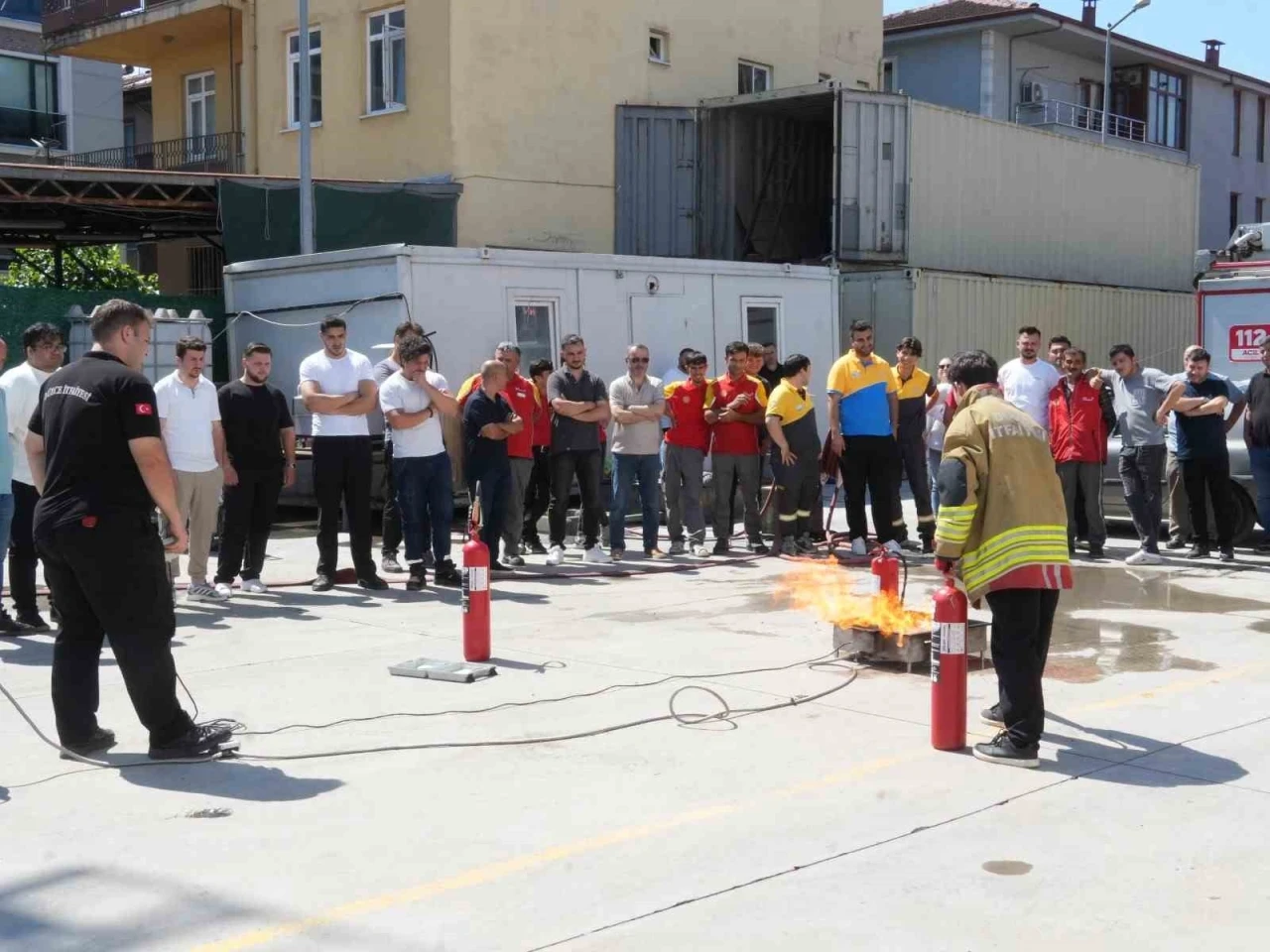 Akaryakıt istasyonu &ccedil;alışanlarına yangın g&uuml;venliği eğitimi
